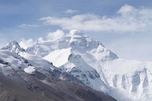 alt text for a clear picture of Mt. Everest