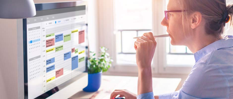 woman using calendar software