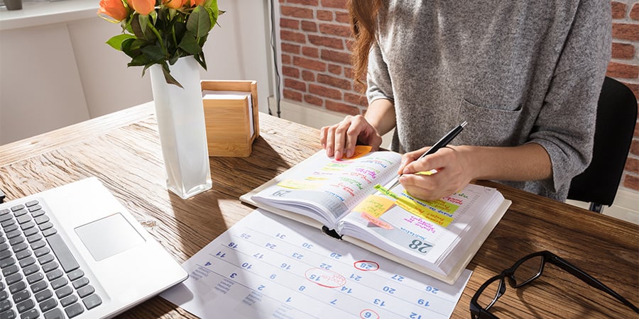 women preparing her weekly calendar