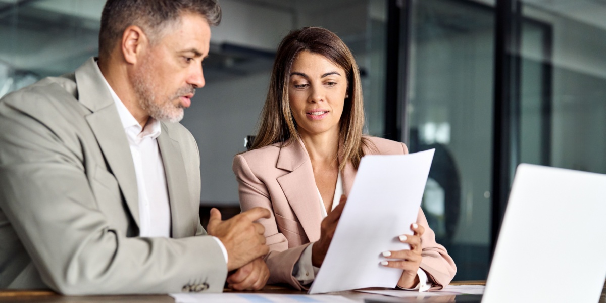 Maximize Your Sales Impact: Mastering One-Up Knowledge Transfer in Sales Conversations