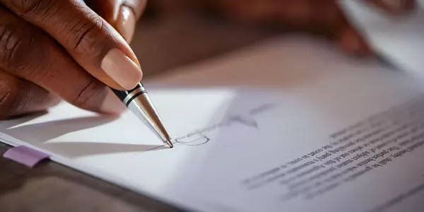 Essential Contract Review Tips for Sales Professionals: Read Client Contracts with Confidence